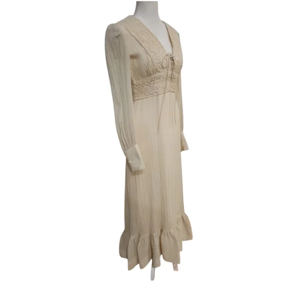 Beautiful Vintage 1970s Off White Sheer Festival Dress with lining Lace Size 4 - Picture 2 of 6